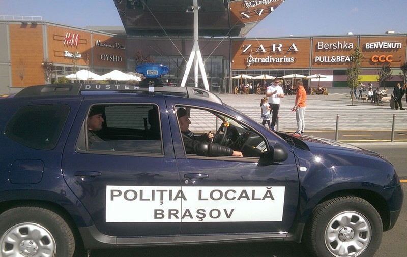 Examen cu scandal la Poliţia Locală Braşov. Participanții, acuzați că au copiat rezolvările cu telefonul mobil