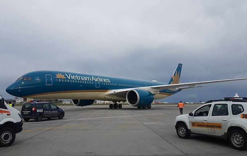 Aterizare de urgență pe Aeroportul Otopeni. Un avion al Vietnam Airlines a fost deviat la București, după ce unui pasager i s-a făcut rău