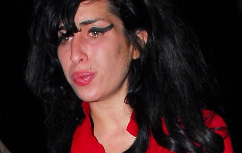 Amy Winehouse se îmbată din cauza plictiselii