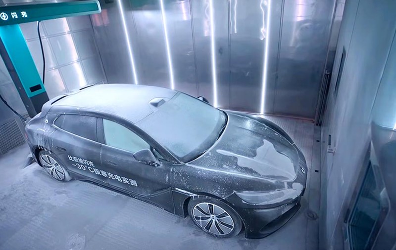 BYD a pus o mașină electrică la -30°C ca să arate cât de repede se încarcă noua baterie Blade. De ce testul contează pentru șoferii care se tem de iarnă