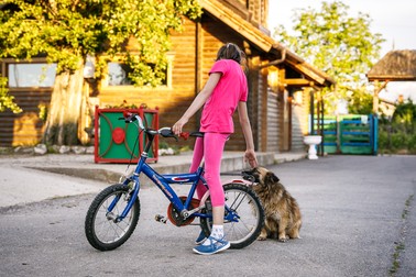 Cățelușa Pufarina este și paznic, și tovarăș de joacă pentru copiii de la Singureni