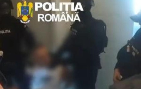 Momentul în care un bărbat din Capitală este împuşcat după ce atacă un poliţist. Ameninţa că îşi va face rău