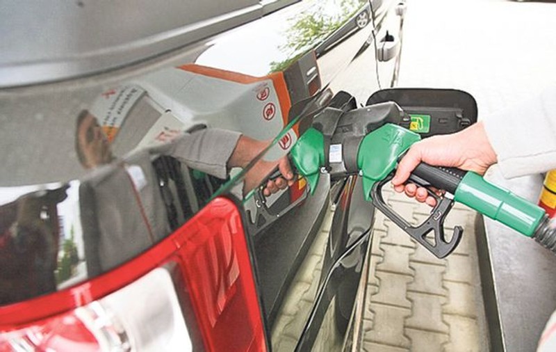 Costul țițeiului e la minimul ultimilor 13 ani. DE CE NU SE IEFTINESC ȘI CARBURANȚII?