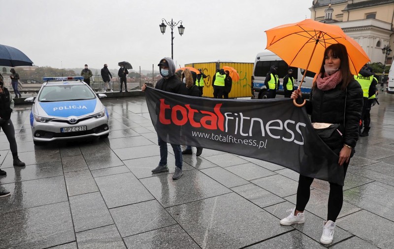 Revolta polonezilor împotriva măsurilor sanitare. Jumătate din sălile de fitness din țară s-au redeschis, încălcând restricțiile, mii de restaurante le urmează exemplul