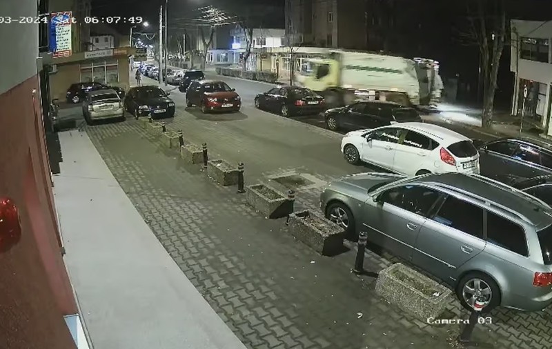 O mașină de gunoi face praf cinci autoturisme parcate, pe o stradă din Alba Iulia | VIDEO