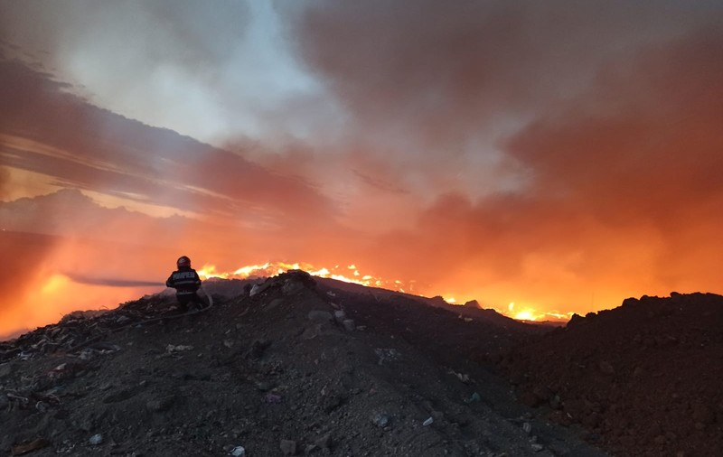 Incendiu la groapa de gunoi din Arad. Mesaj Ro-Alert emis de ISU