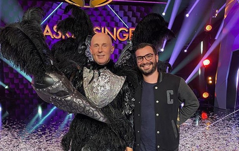 Iulian, fratele lui Marius Moga, a regizat prima ediţie a Masked Singer România. Mugur Mihăescu a câștigat trofeul