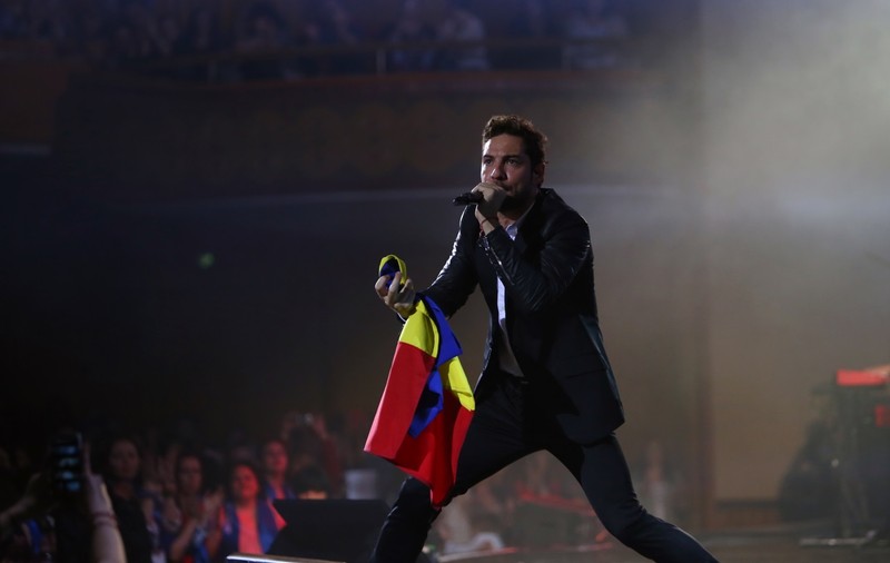 Un celebru solist străin A CÂNTAT CU STEAGUL ROMÂNIEI de GÂT. Publicul a fost în delir!