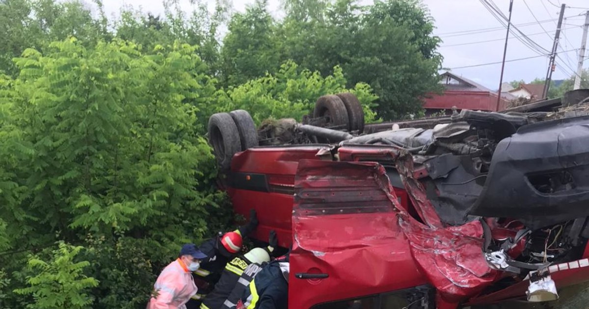 Un microbuz cu 14 persoane a fost lovit miercuri de un autoturism Vâlcea