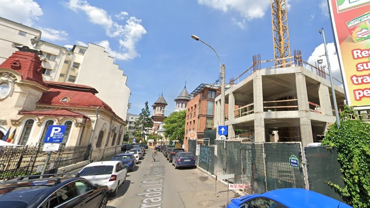 Este vorba despre un bloc care se construiește lângă Casa Dinu Lipatti și Biserica Visarion, după ce vechea casă a fost demolată „fără autorizație”. Foto: Google Maps