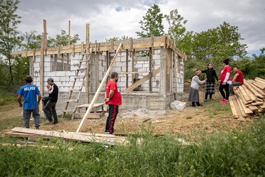 Casa ridicată de asociaţia din Tulcea a atras atenţia rudelor Emiliei