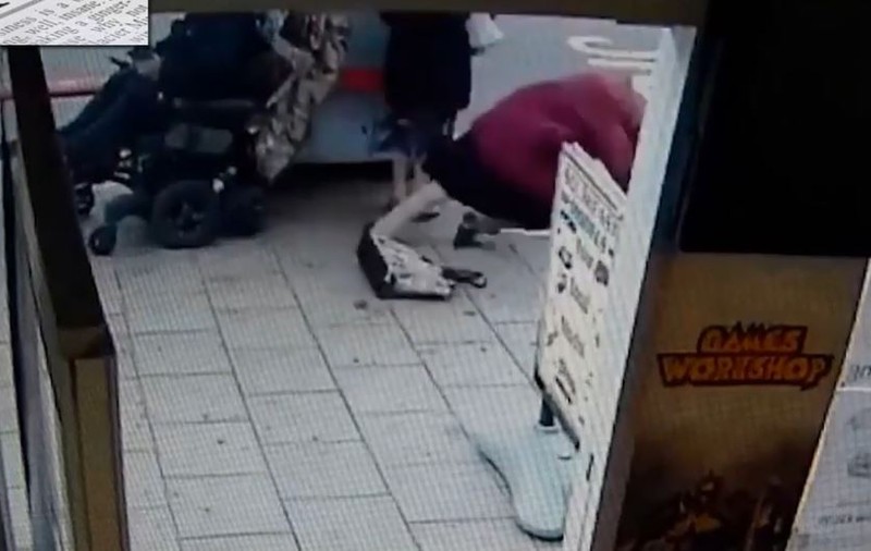 Și-a folosit scaunul cu rotile electric pentru a lovi cu brutalitate două bătrâne. Momentul atacului violent a fost surprins de camerele de supraveghere / VIDEO