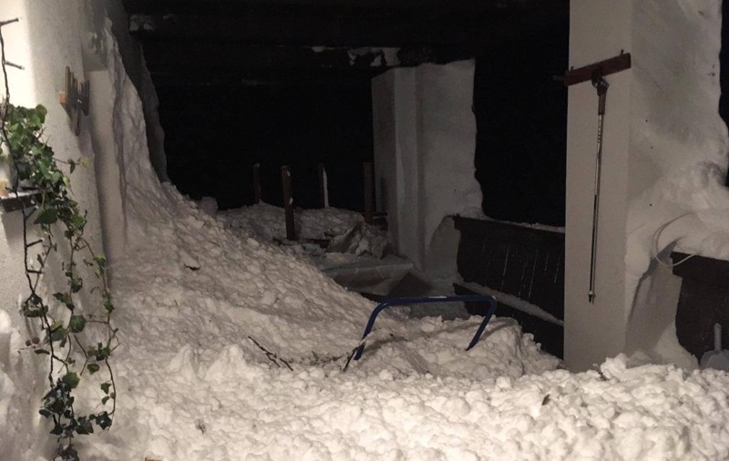 Un sat din Alpii Austrieci a fost înghițit de avalanșă. Zăpada a intrat în case. Miracol: nimeni nu a fost rănit