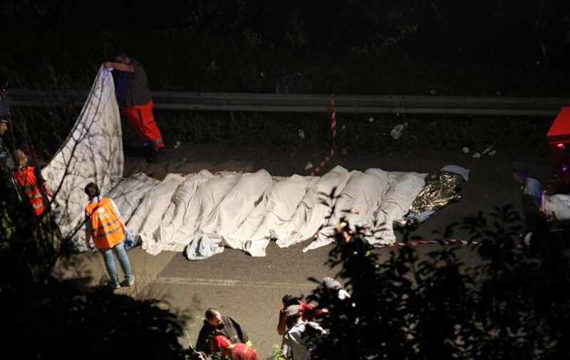 TRAGEDIE ÎN ITALIA! Peste 36 de MORŢI şi 10 RĂNIŢI într-un GRAV ACCIDENT DE AUTOCAR! Victimele se întorceau DINTR-UN PELERINAJ! VIDEO