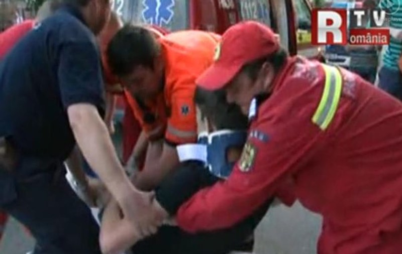 Incredibil! Doi tineri au căzut de la etajul doi cu tot cu balcon! | VIDEO