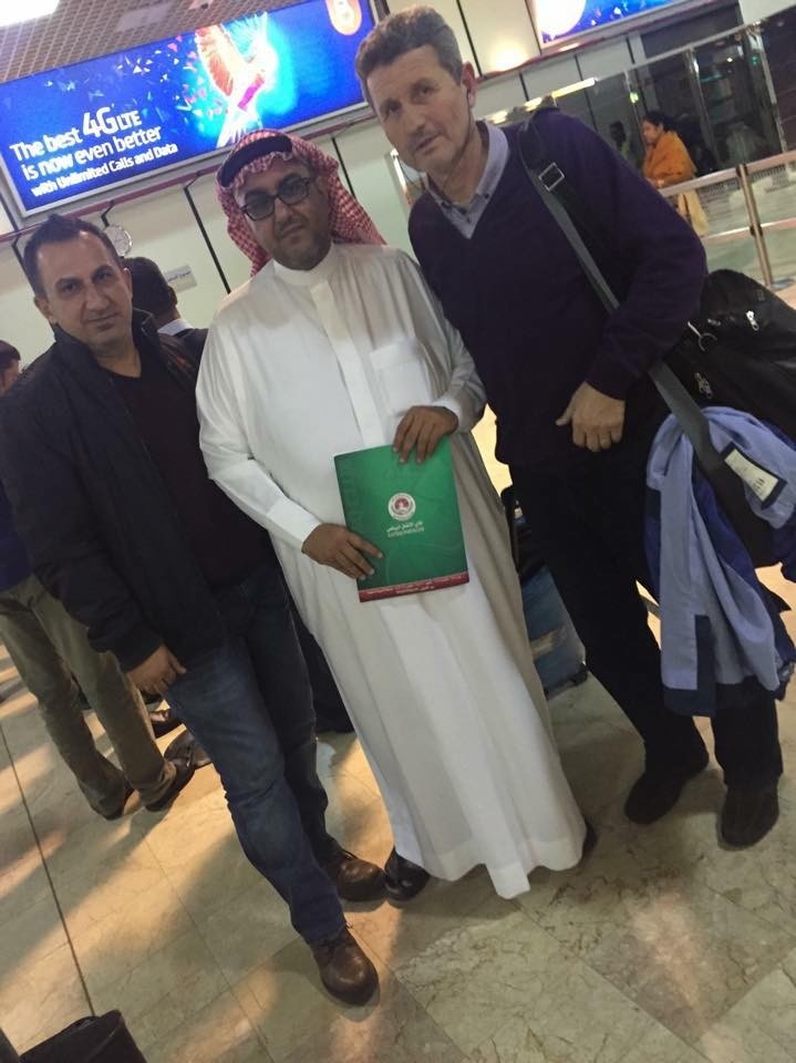 Gigi Mulescu (dreapta) și Yuksel Yesilova, alături de un oficial de la Al-Ittifaq