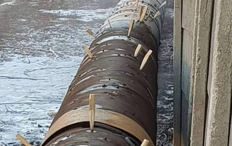 Conductă de apă din Haţeg, "reparată" cu ţepuşe de lemn. Explicația companiei pentru această situație