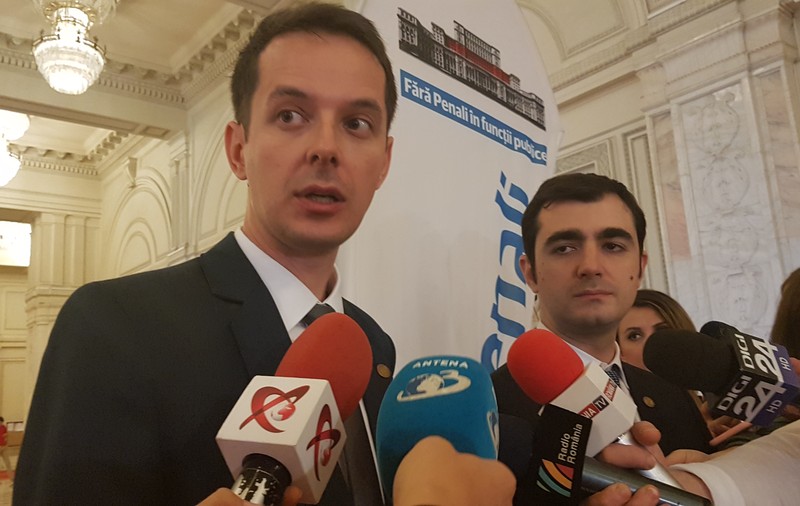 UPDATE. USR nu mai poate primi invitați în Parlament; Parlamentarii formațiunii intră în grevă japoneză