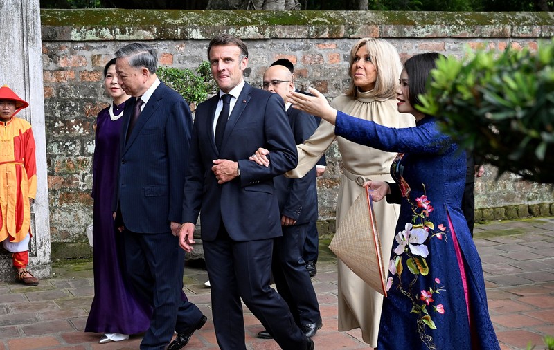 Macron, surprins strângând pumnul după ce Brigitte l-a bruscat. Un expert în limbajul corporal contrazice explicațiile președintelui