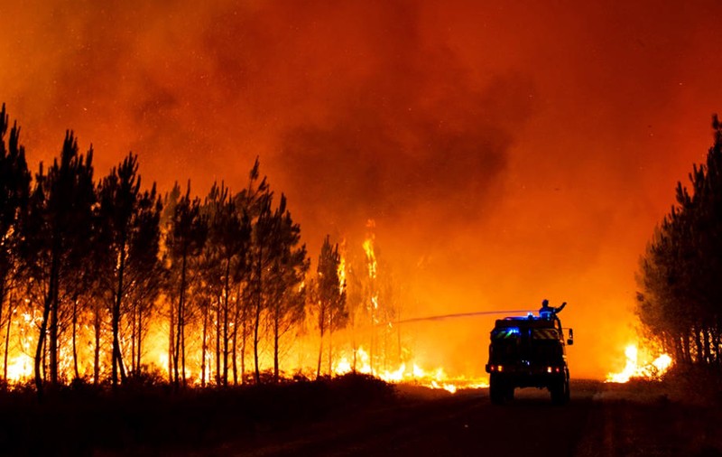 Franța se confruntă cu un incendiu „monstru” în apropiere de Bordeaux. Pompieri români, trimiși în ajutor