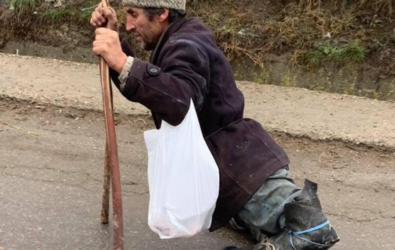 FOTO | Povestea tragică a lui nea Ion, un bătrân care merge în genunchi, dar are grijă de fratele său imobilizat în pat