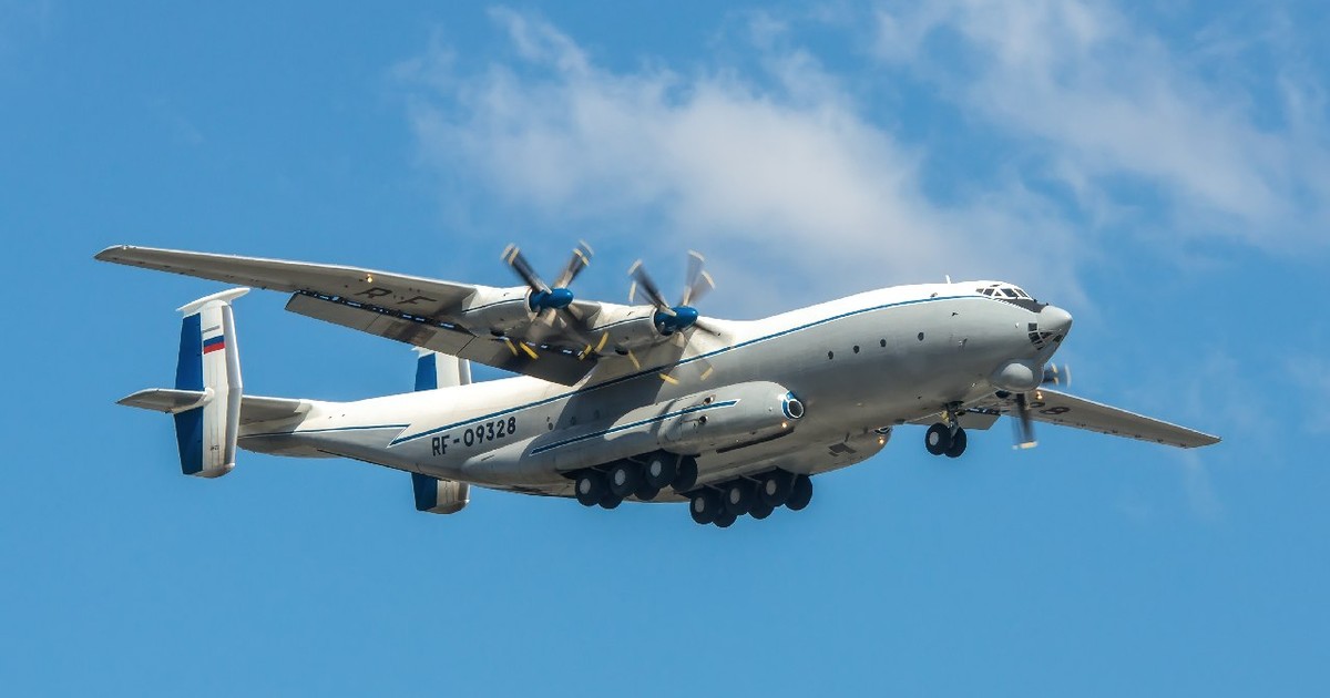 Regiunea Moscova, Chkalovsky, Rusia - 1 mai 2016: Vechiul avion de marfă sovietic cu turbopropulsor Antonov An-22 Antei (Anteus) aterizând la baza aeriană militară Chkalovskiy.