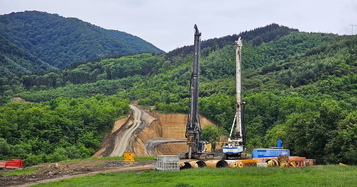 Vedere din teren, zona Boița. Două foreze pentru execuția piloților forați așteaptă autorizația de construire.