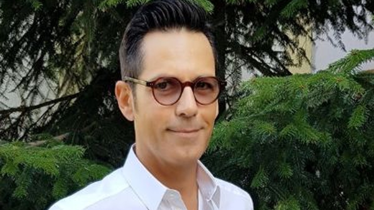 Cât de grijuliu este Ștefan Bănică Junior cu fiul său cel mic! Cum a fost surprins artistul pe stradă