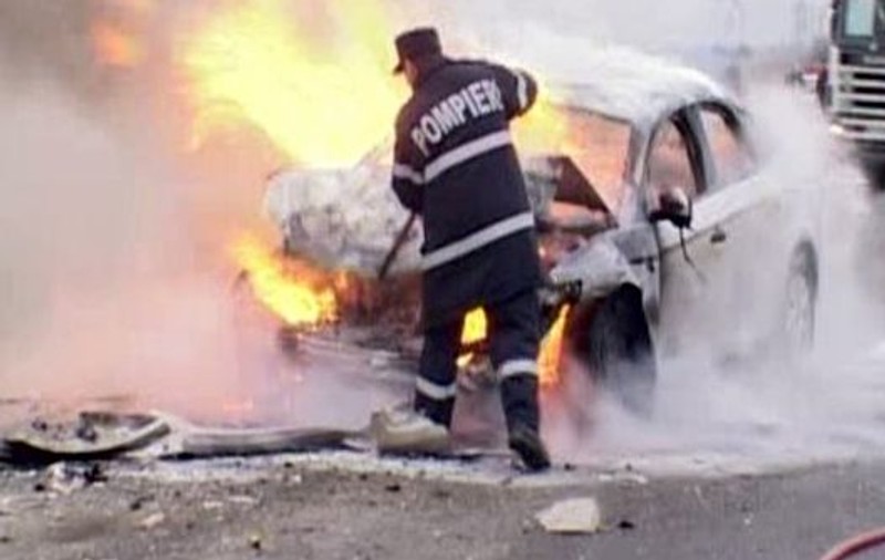 Groaznic accident de circulație în Mureș. Un mort și șapte răniți, unul din autovehicule a luat foc