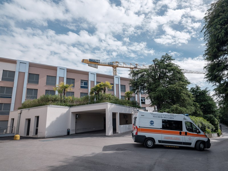 Intrarea pentru urgențe în Spitalul P. Pederzoli din Peschiera del Garda, Italia