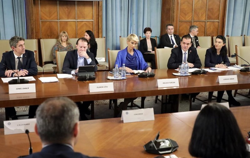 Cum va rezolva PNL plata alocaţiilor dublate. Florin Roman: "Trebuie reduse cheltuielile cu acei bugetari care sunt în plus în administraţia publică centrală"