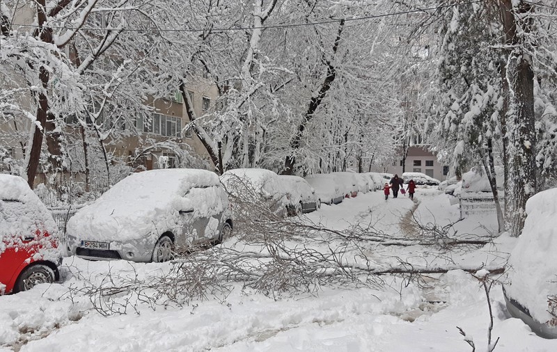 Cod galben de ninsori și viscol în 14 județe. Până când este valabilă atenționarea