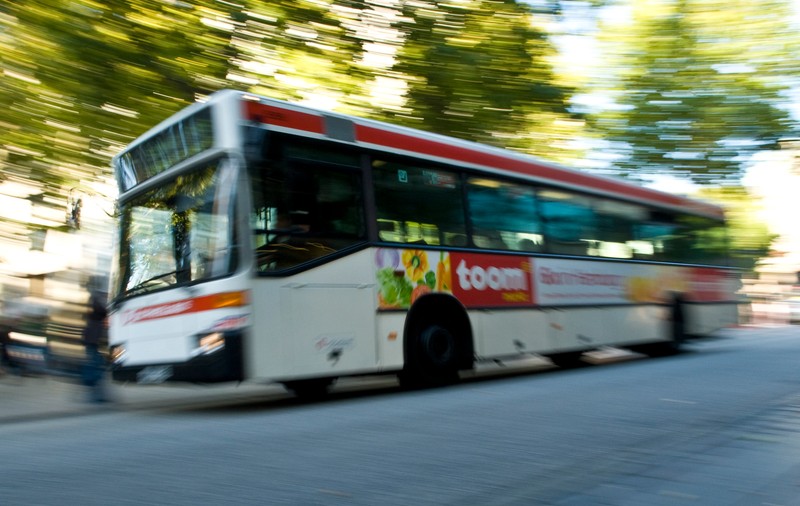 Un adolescent de 15 ani a furat un autobuz și a mers 130 km doar ca să-și ducă iubita la școală, în Germania