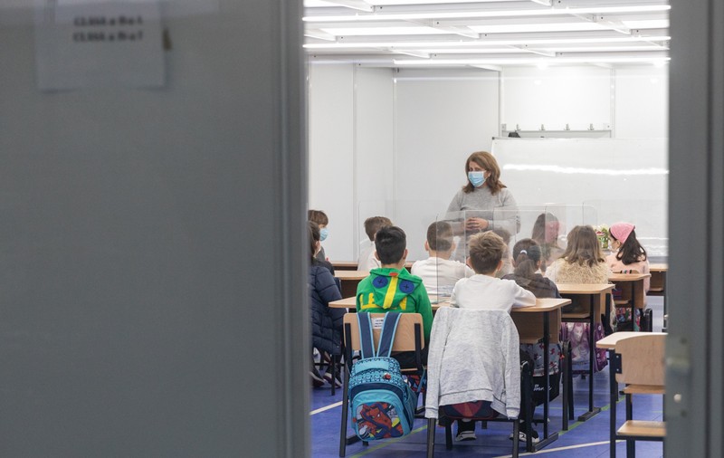 REPORTAJ | Pentru 300 de elevi și profesori din sectorul 6, școala a reînceput în containerele din sala de sport. „Mai mare bucurie decât de a fi împreună cu ei nu există”