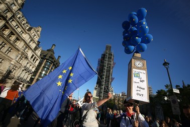 20 October 2018, England, London: Anti-Brexit demonstrators take part in the People's Vote March for the Future in London, a march and rally in support of a second Brexit referendum. Photo: Yui Mok/PA Wire/dpa