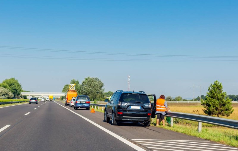 Oprirea pe banda de urgență pe autostradă: când e permisă și ce amenzi riști în 2025