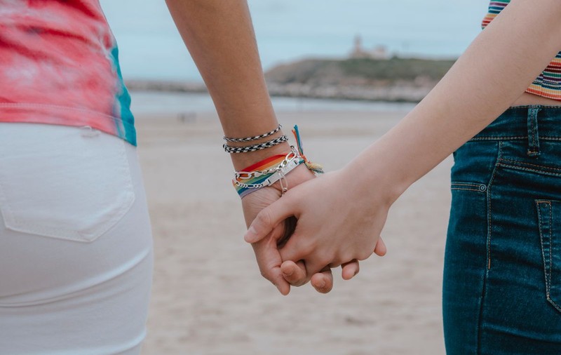CEDO a hotărât că statele din Consiliul Europei, inclusiv România, trebuie să recunoască și să protejeze familiile formate din persoane de același sex