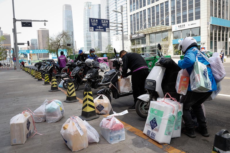 Localnicii din Beijing au început să-și facă provizii de alimente | Foto: EPA