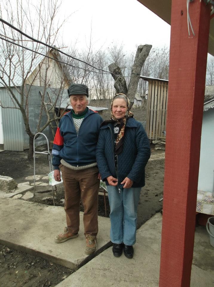 Vasile și Florica Țurcanu, la ei în gospodărie, unde s-au mutat odată cu ieșirea la pensie