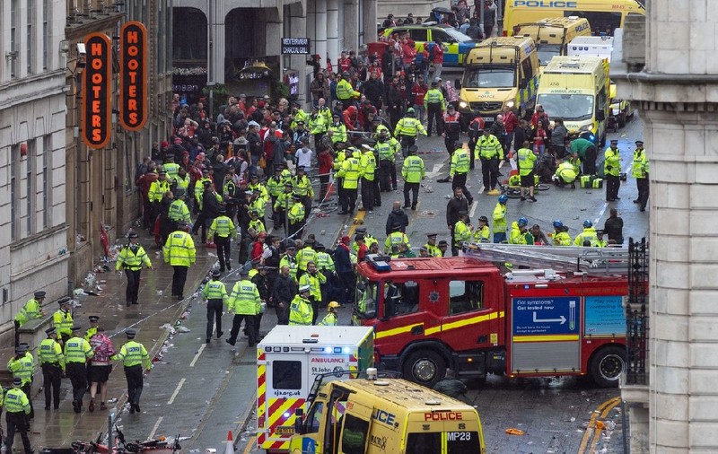 Filmul atacului din Liverpool: un bărbat de 53 de ani a rănit aproape 50 de oameni după ce a intrat cu mașina în mulțimea adunată la o paradă