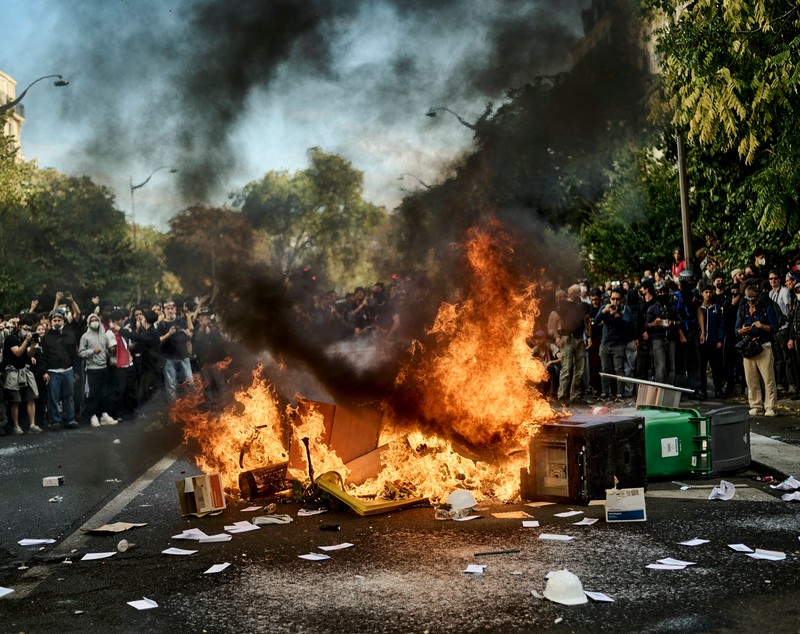 Guvernul de la Paris suspendă folosirea grenadelor de zgomot contra elevilor