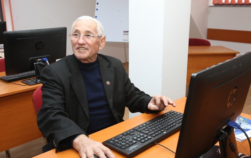 Un bucureştean învaţă informatică la 86 de ani ca să stea pe chat