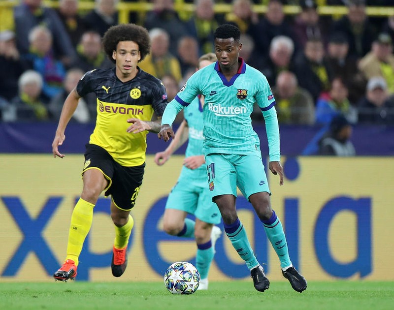 Fati, dreapta, în duel cu Witsel. Foto: EPA
