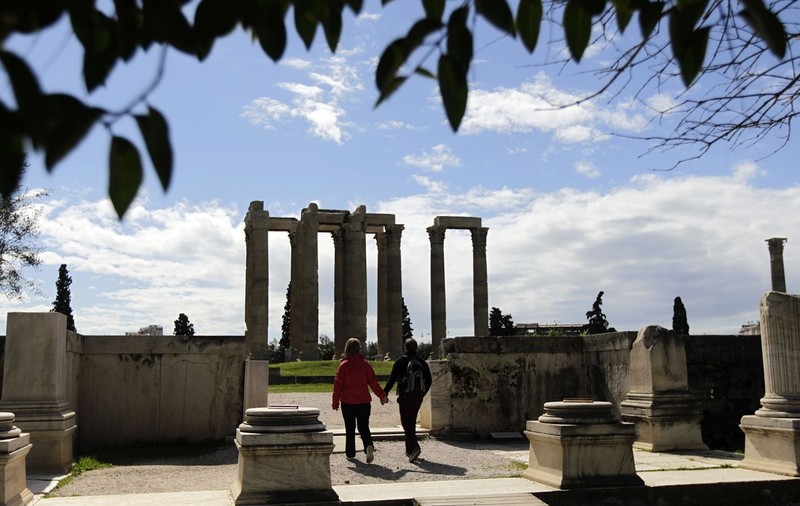 Doi turişti germani au plătit partea ce le revine din datoria de război a Germaniei faţă de Grecia