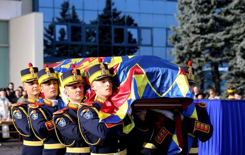 Cum poți asista la înmormântarea Regelui Mihai. Imagini de la funeralii vor fi proiectate în fața Palatului Regal