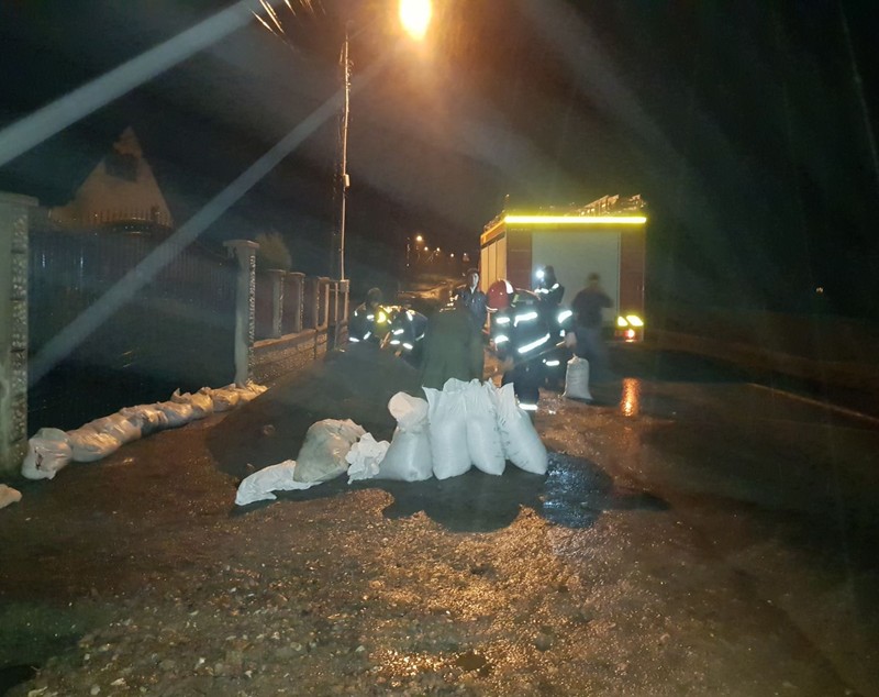 VIDEO/ Gospodării din trei localități din județul Covasna au fost inundate. Pompierii intervin pentru evacuarea apei/ FOTO