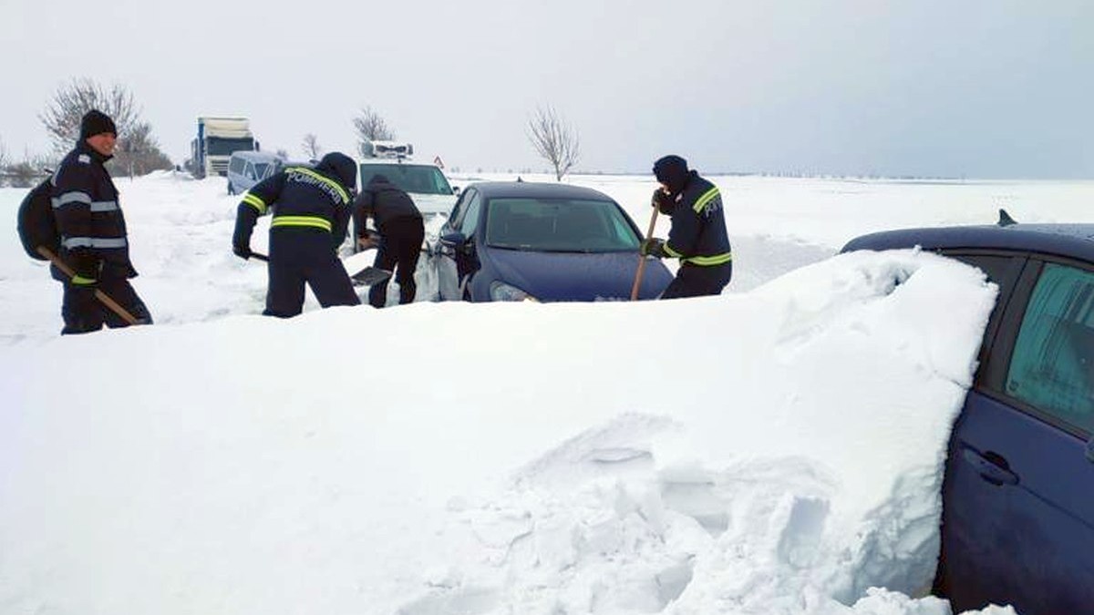 Drumuri închise din cauza zăpezii. Foto: IGSU