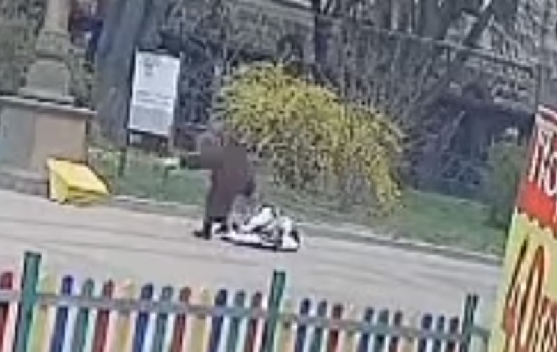 O femeie de 86 de ani a fost rănită grav de un copil care a dat peste ea cu un cart de jucărie, în Ucraina - VIDEO