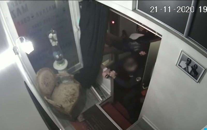 VIDEO | Bărbat de culoare din Franța, bătut de polițiști cu pumnii și picioarele pentru că nu purta mască și s-a opus arestării