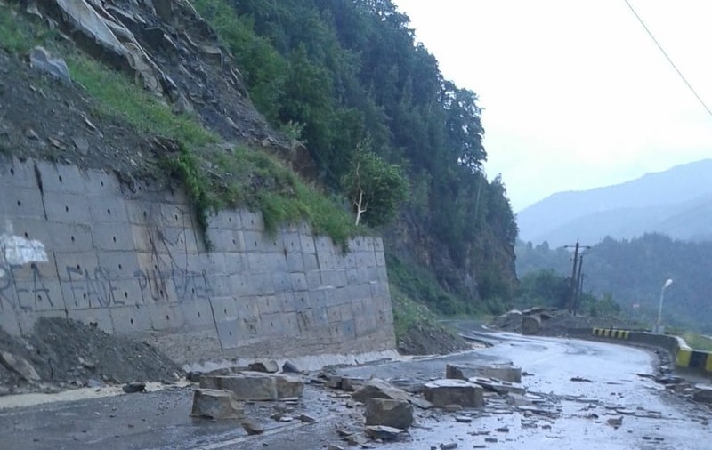 UPDATE/ DN10 Buzău-Brașov a fost închis din cauza căderilor de pietre în zona barajului Siriu. Drumul a fost redeschis/ FOTO